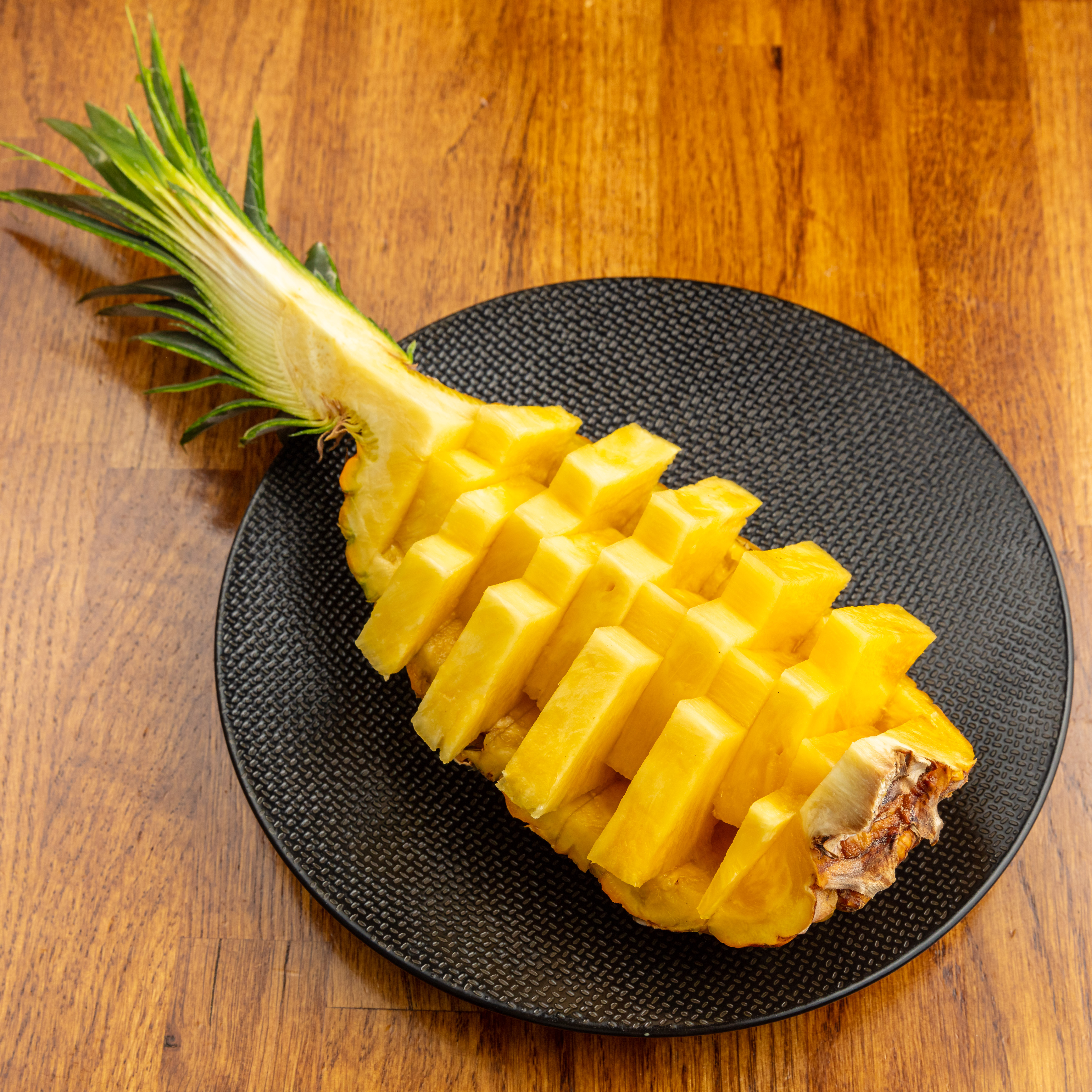 Ananas frais en morceaux dans l'ananas