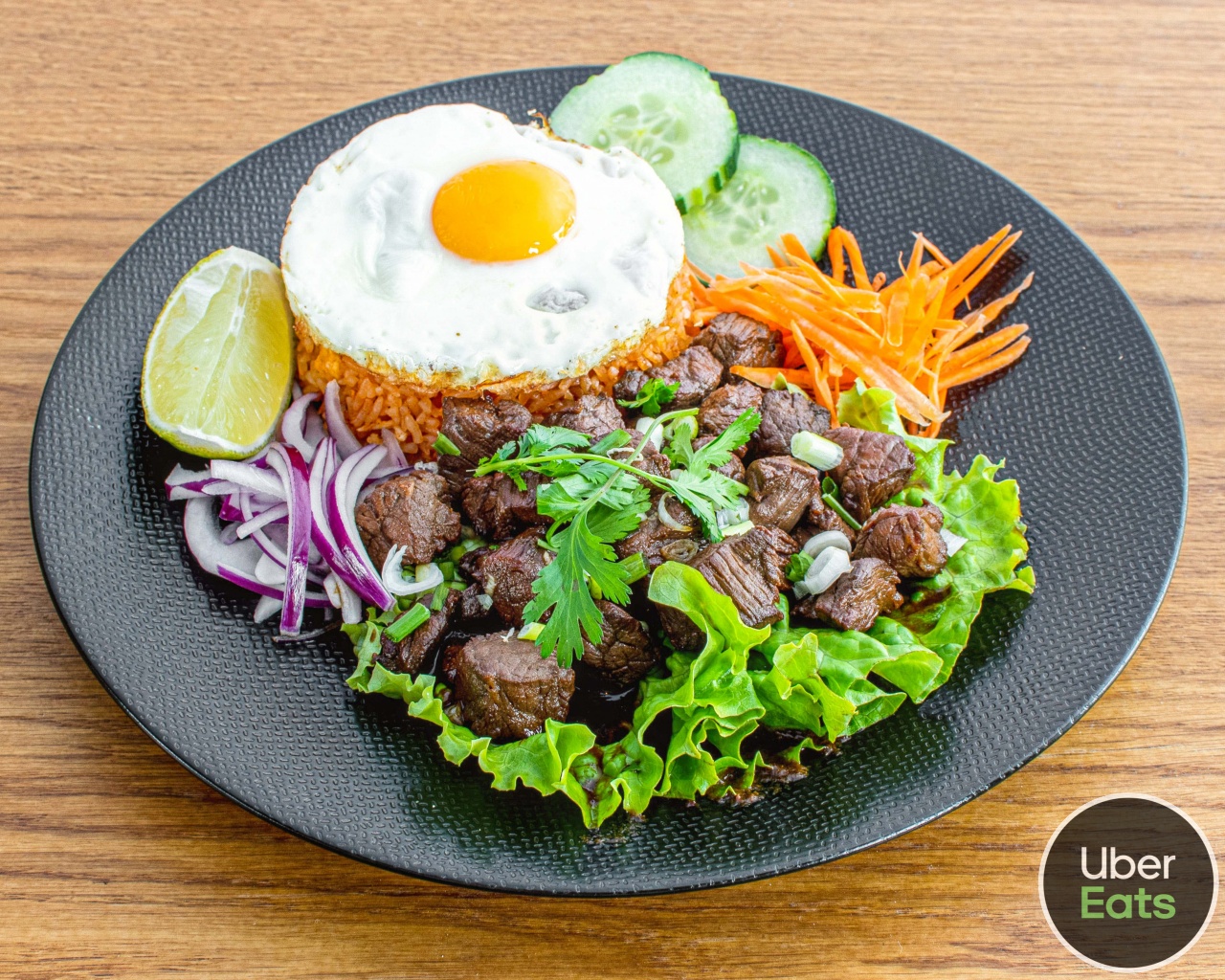 Bœuf lok lak un classique du Cambodge revisité façon thaï.