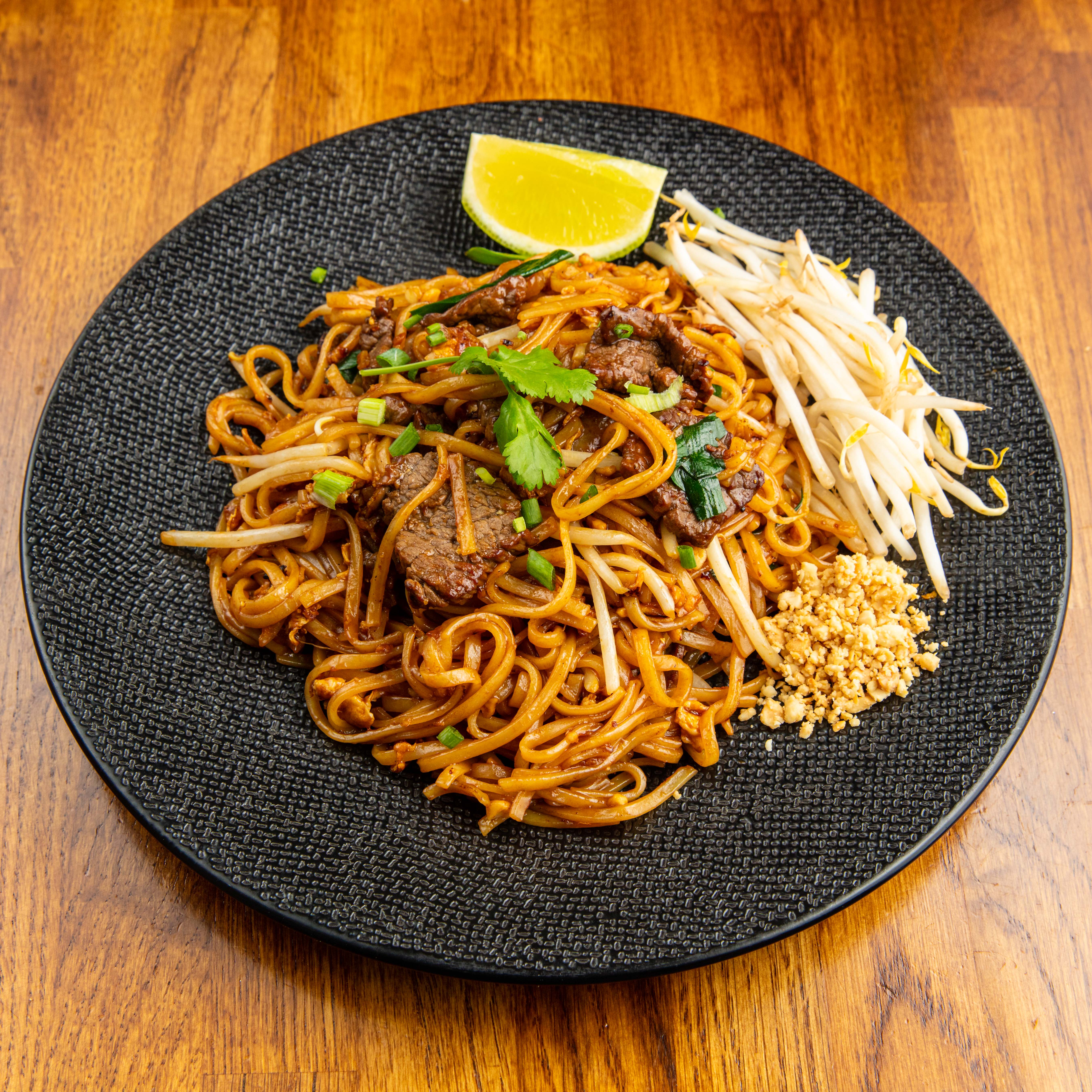 Pad thai neeua