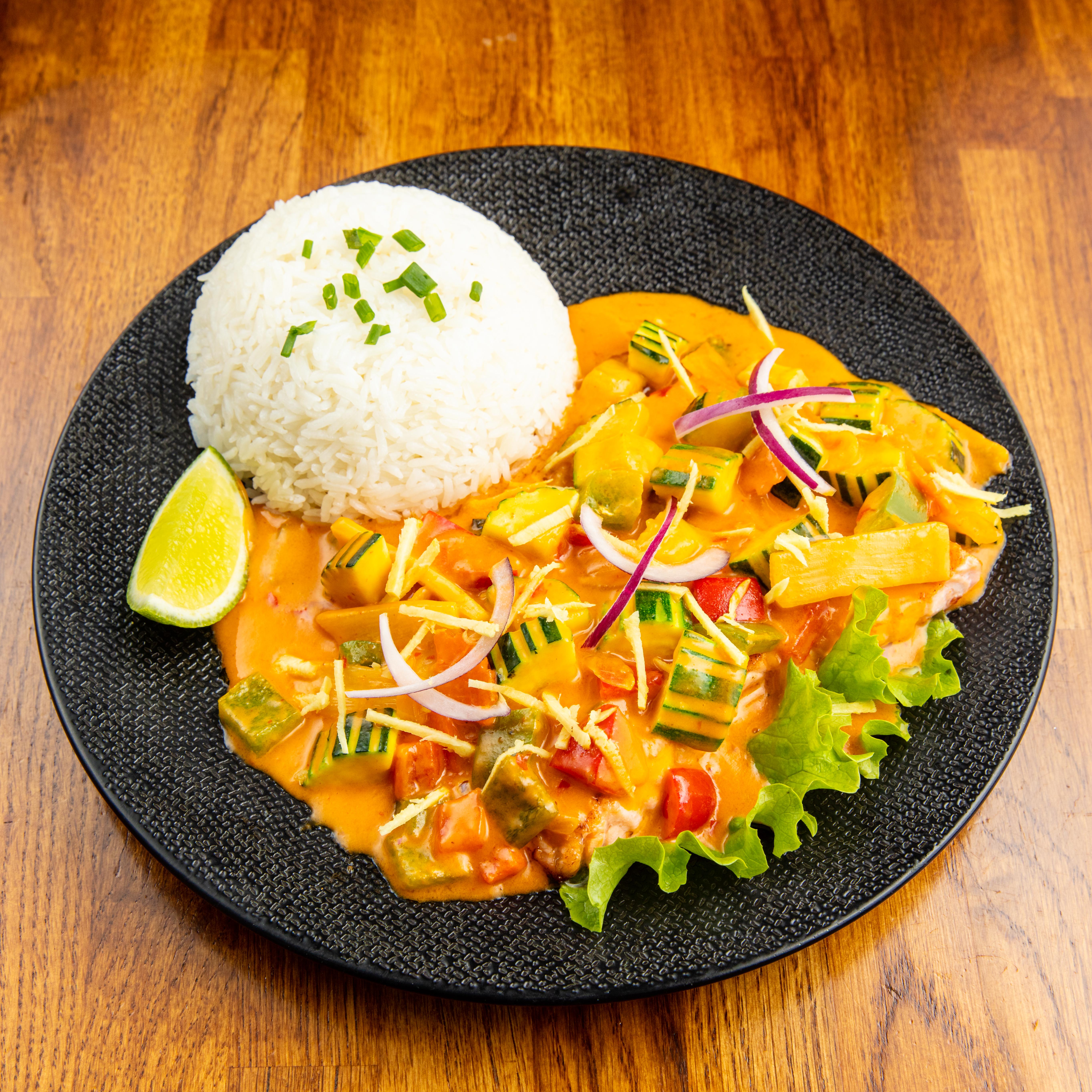 Filet de poisson (saumon frais) au curry rouge et lait de coco, riz nature