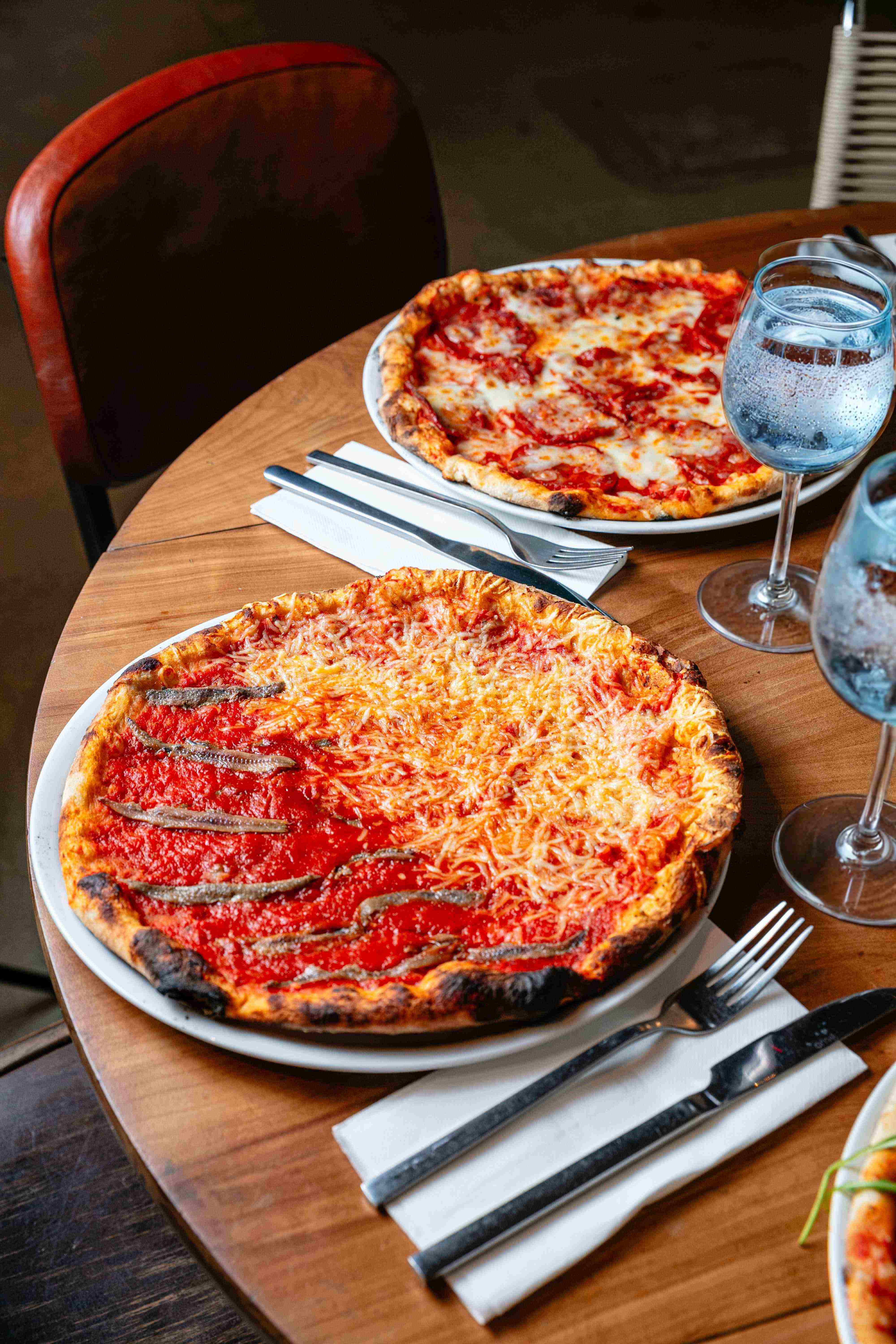 Pizza moitié Margherita moitié anchois