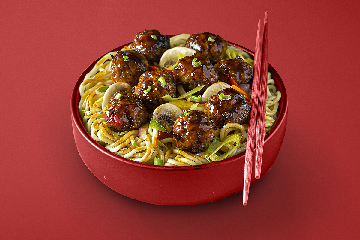 NOUILLES Á LA JAPONAISE AUX BOULETTES DE POULET SATAY