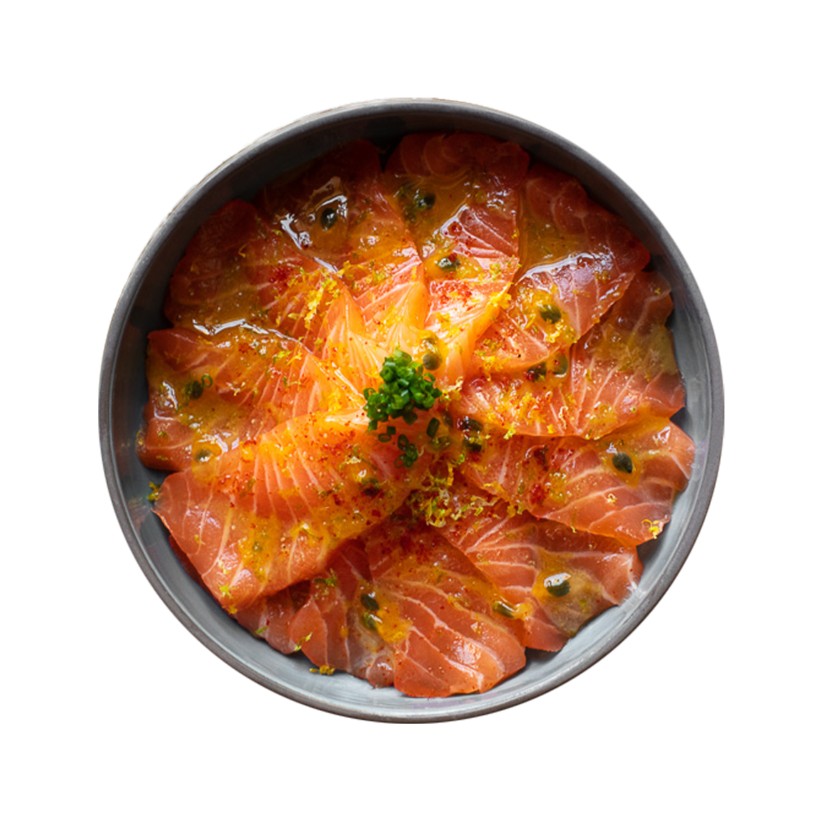 10 pièces de sashimi saumon, marinade maison fruit de la passion, citron vert, ciboulette, fleur de sel, coriandre, oignon rouge, oignon frit, jalapeño, maïs cancha.<br />Servi avec un bol de riz vinaigré.