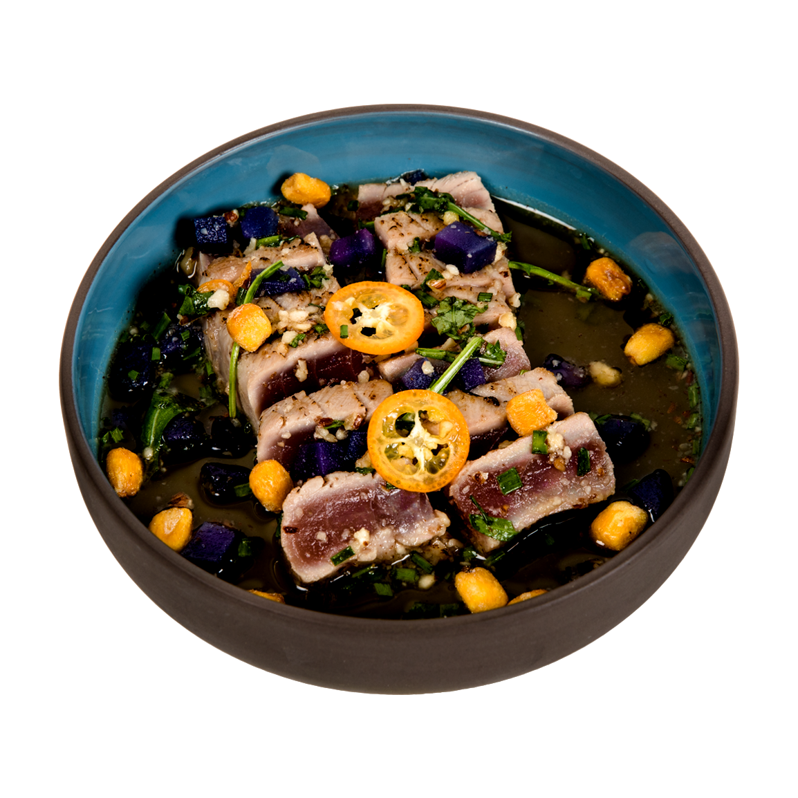 10 pièces de tataki de thon mariné, sauce ponzu truffe, noisette grillé, ciboulette, roquette, patata morada, maïs cancha, kumquat, sésame.<br />Servi avec un bol de riz vinaigré.