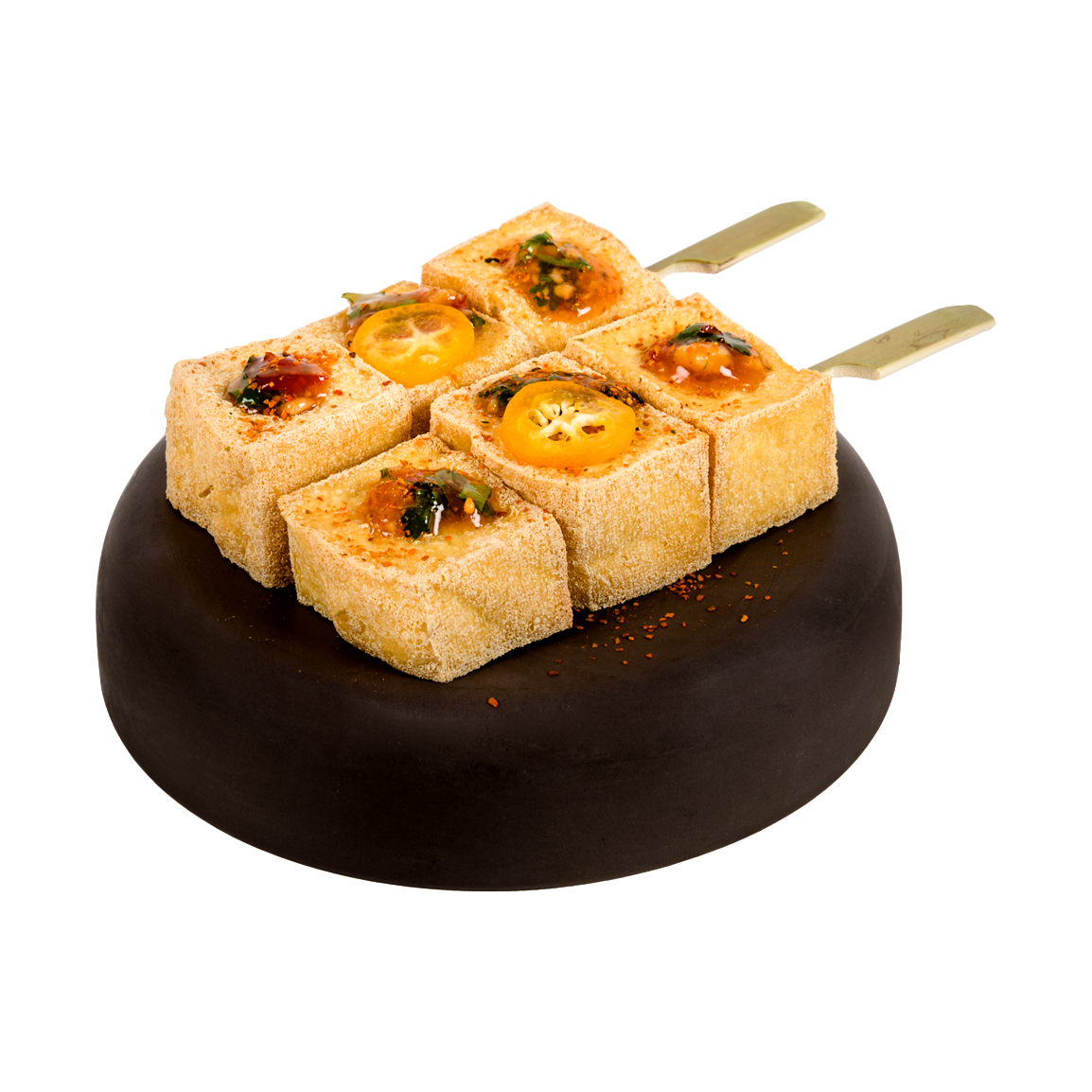 Deux brochettes de tofu frit minute, sauce aigre douce, cacahuète, graine de chïa, coriandre