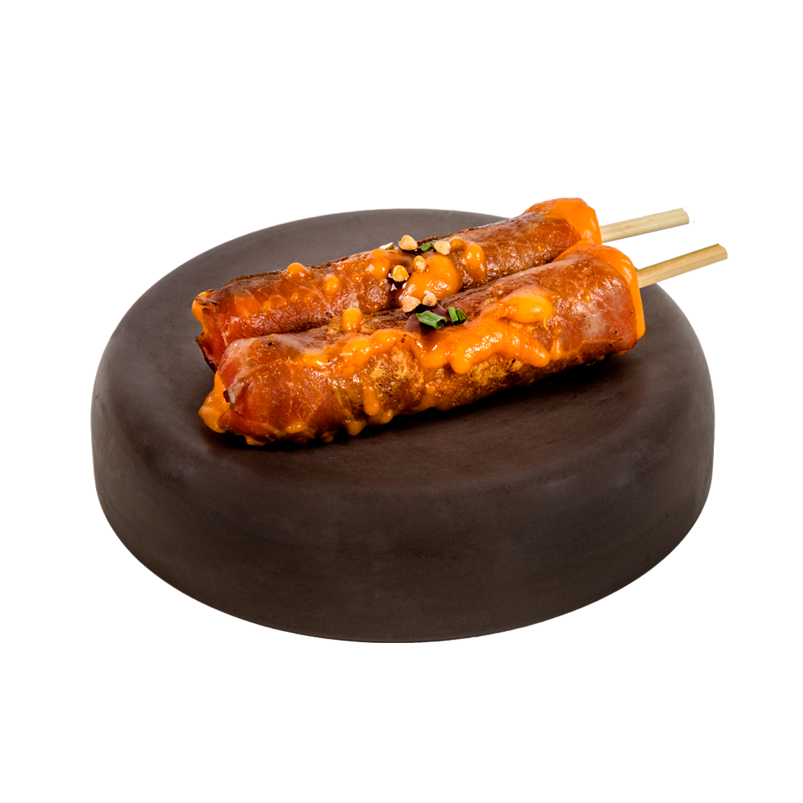 Deux brochettes de carpaccio de bœuf maison, marinées dans la sauce soja caramélisée, fourrées à la mimolette jeune, saupoudrées de sobacha, ciboulette.