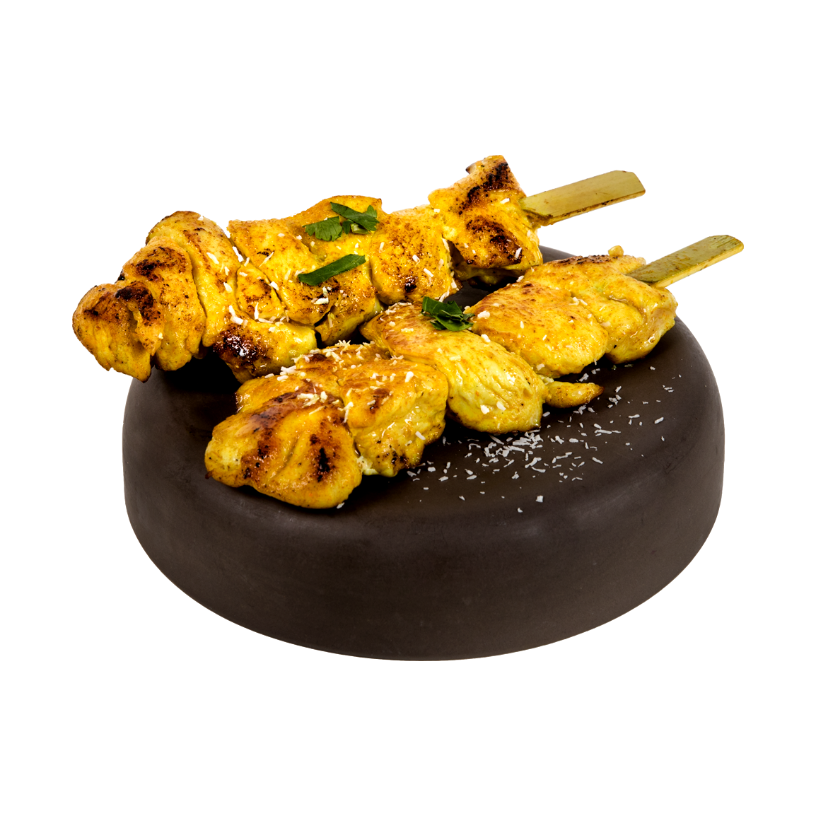 Deux brochettes de blanc de poulet mariné dans la sauce satay, cannelle, curcuma, coco rapée
