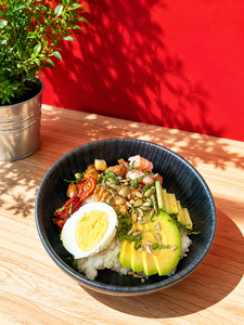 Poke Bowl aux crevettes, avocat